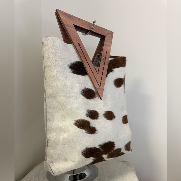 NWT One of a kind hand made tri color cowhide handbag w/ hand cut wood handles. - Picture 3 of 5